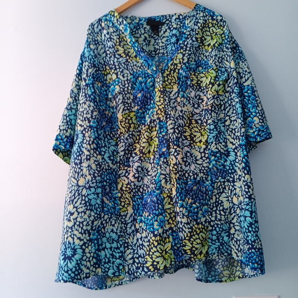 Maggie Barnes Tops - Maggie Barnes Women’s 4X Floral Button-Up Short Sleeve Top
